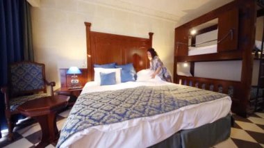 Çift Kişilik Yatak üzerinde kadın yatıyor