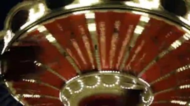 Mutlu çocuk carousel geceleri binmek.