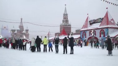 Kızıl Meydan pistinde buz pateni insanlar