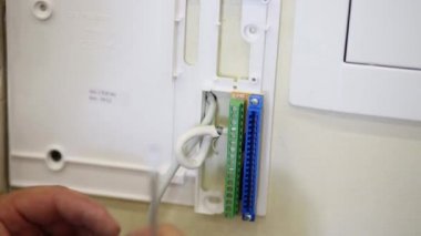 Erkek eller bir anahtarını terminal bloğu takın.
