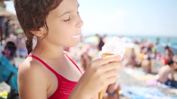Маленькая девочка ест мороженое — стоковое видео