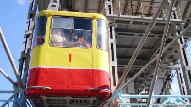 Mensen in kabelspoorweg wagen in Jalta, Oekraïne. — Stockvideo