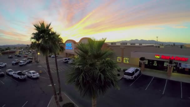 쇼핑 센터 근처에 주차 한 자동차 — 비디오