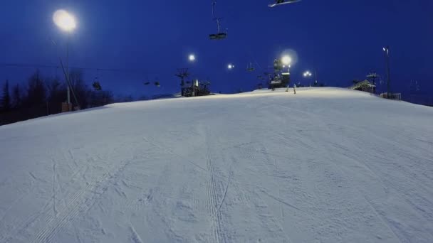 İnsanlar üzerinde snowboard kar yamaç tarafından slayt — Stok video