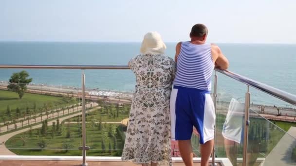Casal de idosos no terraço — Vídeo de Stock