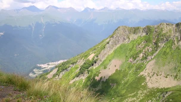 Hermosas montañas y hierba — Vídeo de stock