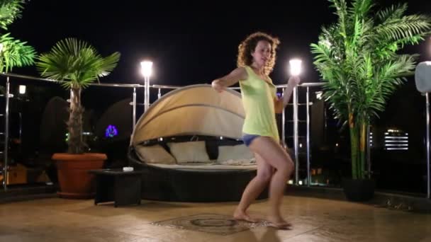 Beautiful woman dance among palms — Stock Video