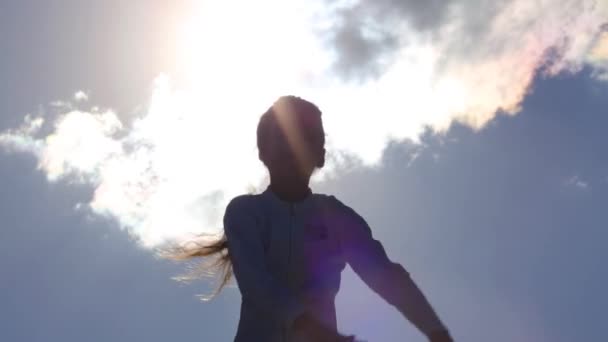 Linda chica bailando contra el sol — Vídeo de stock