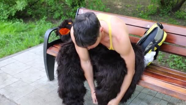 Joven hombre pone un traje de oso — Vídeo de stock