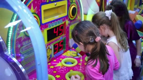 Niñas jugar en niño juego de la máquina — Vídeo de stock