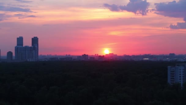 Stadsgezicht tijdens zonsondergang — Stockvideo