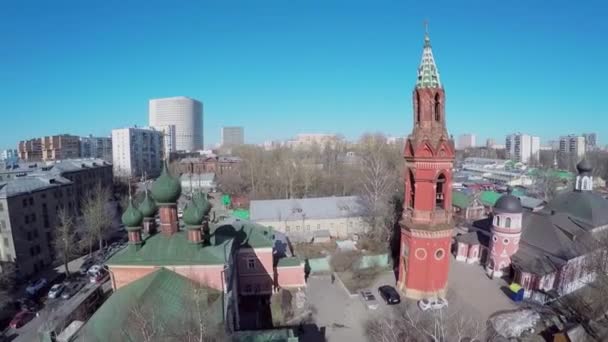 Stadtverkehr in der Nähe preobrazhenskaya alten Gläubigen — Stockvideo