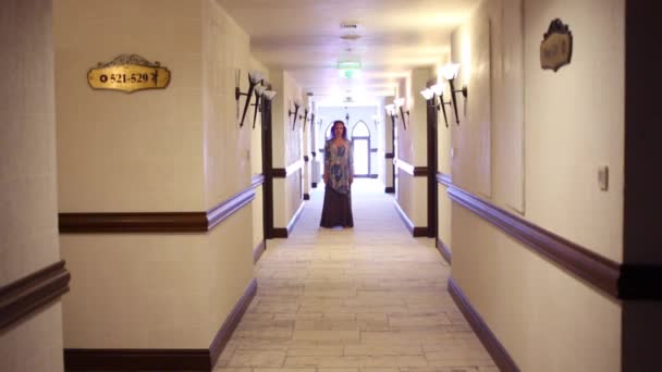 Woman runs in hallway of hotel — Stock Footage Woman runs in hallway of hotel Stock Video