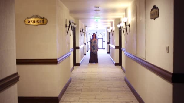 Donna corre nel corridoio di hotel — Video Stock