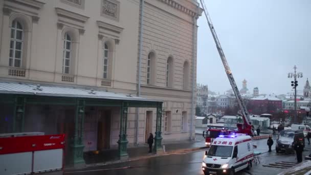 Ladder en ambulance bij Bolshoi Theater in brand — Stockvideo