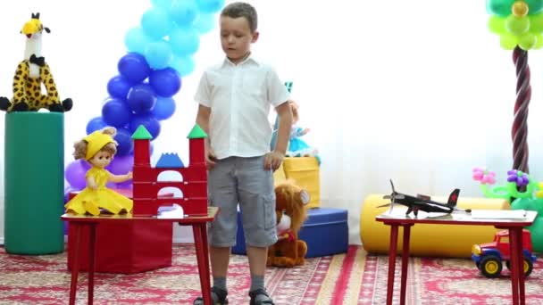 Мальчик выступает в детском саду — стоковое видео