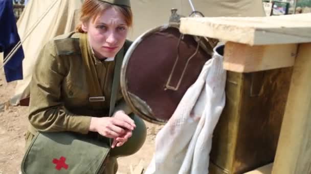 Dívka vypadá v zrcadle na vojenské festivalu — Stock video
