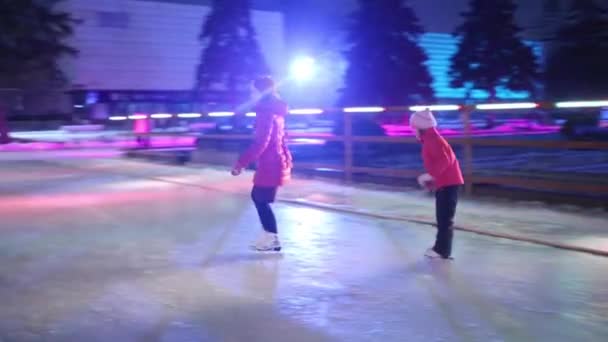 Mother and daughter skates at rink — Stock Video