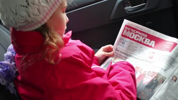 Little girl reading newspaper — Stock Video