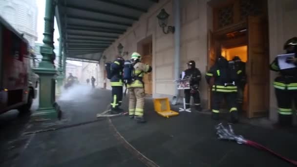 Firefighters enters in smoky building — Stock Video