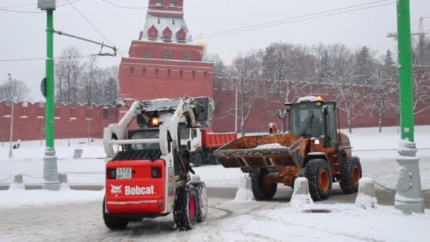 Оборудование для уборки снега удаляет снег — стоковое видео