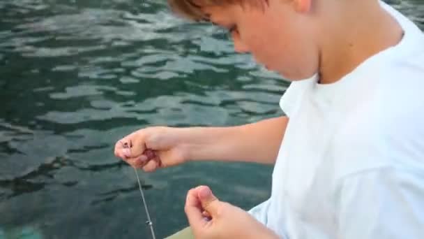 Junge bereitet sich auf Fischfang vor — Stockvideo