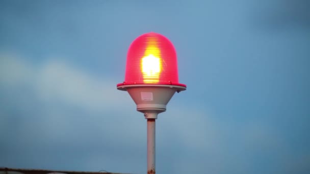 Faro rojo en edificio alto — Vídeos de Stock