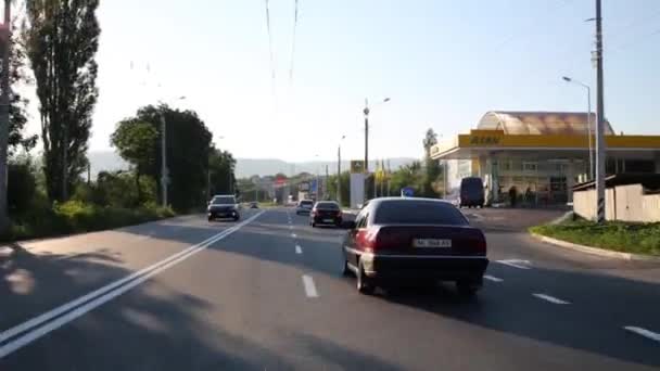 Auto's verplaatsen op weg in Simferopol — Stockvideo