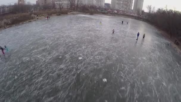 孩子们在结冰的池塘上滑冰 — 图库视频影像