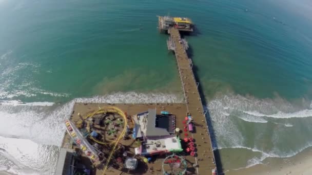 La gente pasa por el muelle de Santa Mónica — Vídeo de stock