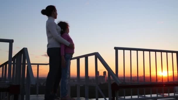 Mutter und Tochter umarmen sich auf Dach — Stockvideo