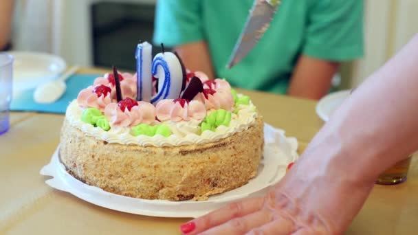 Mujer corta pastel de cumpleaños — Vídeo de stock