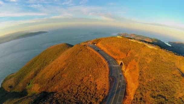 Conzelman Road in den Bergen am Ufer des Ozeans — Stockvideo