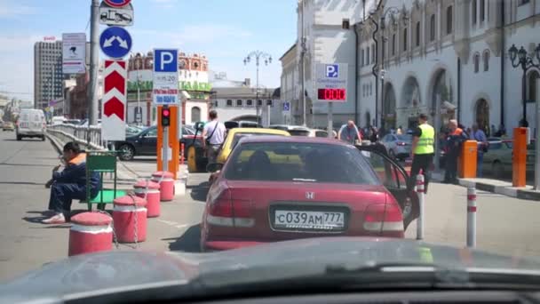 Sorban az autók-pályaudvar közelében — Stock videók