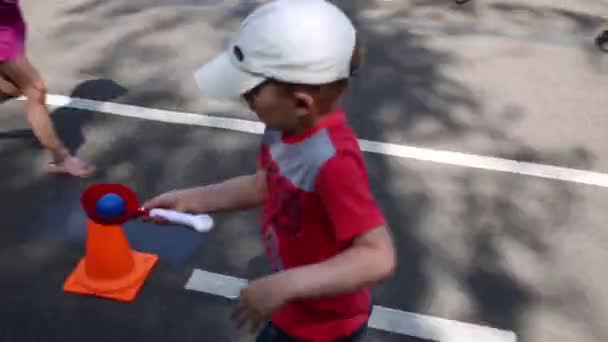Ανταγωνισμό παιδιά στο πάρκο Sokolniki — Αρχείο Βίντεο