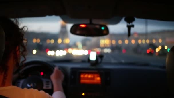 Mujer conduciendo coche en la ciudad — Vídeos de Stock