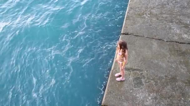 コンクリート橋脚に立っている女の子 — ストック動画