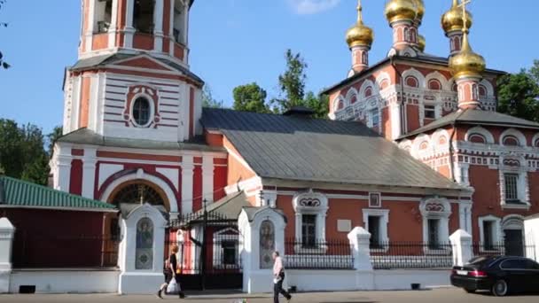 Kościół Narodzenia Pańskiego w dzielnicy Izmailovo — Wideo stockowe