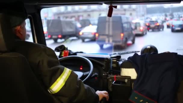 Водитель пожарной машины — стоковое видео