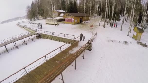 Mensen lopen door houten pier — Stockvideo