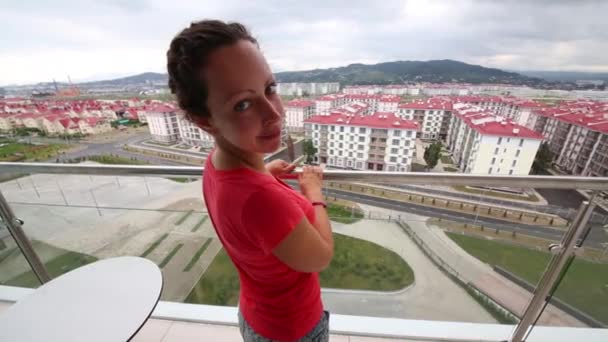 Femme se tient sur le balcon — Video