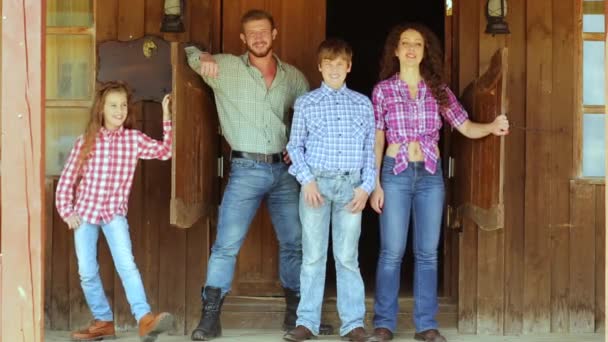 Familia vestida como vaqueros se para en el porche — Vídeo de stock