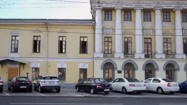 Voitures et magasins garés sur le boulevard Zubovsky — Video