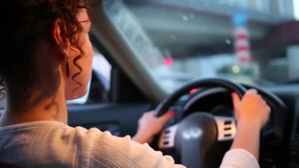 Femme conduite voiture dans la ville — Video