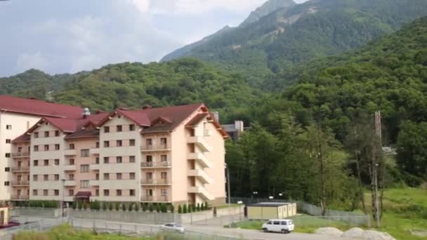 Berge in Wald und Häusern — Stockvideo