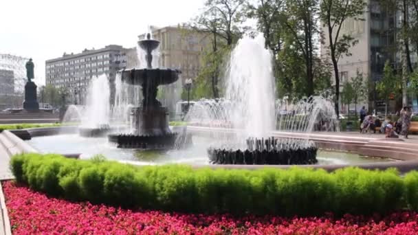 Люди отдыхают возле фонтанов — стоковое видео