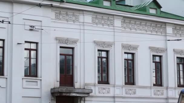 Ventanas de madera del viejo edificio blanco — Vídeos de Stock