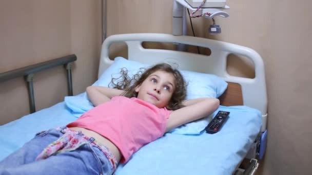 Gesundheitshelfer und kleines Mädchen — Stockvideo