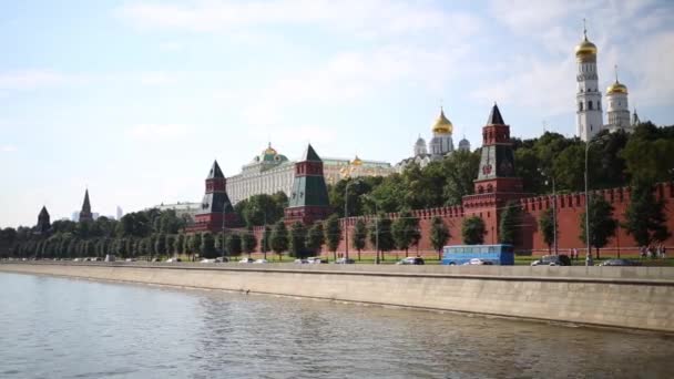 Verkeer op de weg in de buurt van het Kremlin — Stockvideo