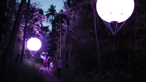 La gente camina en el bosque con linternas de bolas — Vídeos de Stock